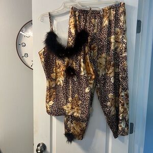 Je T’adore 2 piece set with feather detail size XL